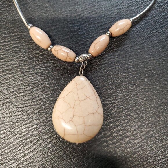 🏆Natural Howlite Stone Tear Drop Silver Tone Pendant Necklace - Picture 4 of 5